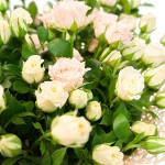 25 белых кустовых роз