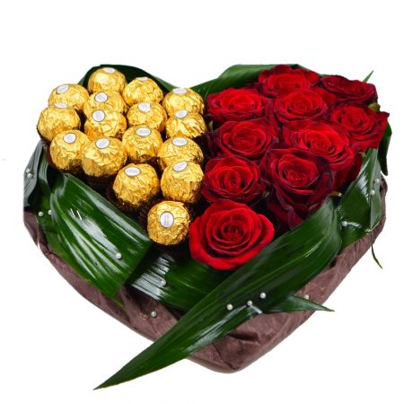 Композиция «Сердце из роз и конфет Ferrero»